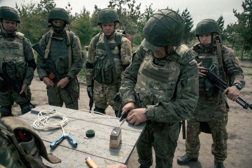 Минобороны России: Штурмовики «Запада» осваивают взрывное дело Минобороны России: Штурмовики «Запада» осваивают взрывное дело