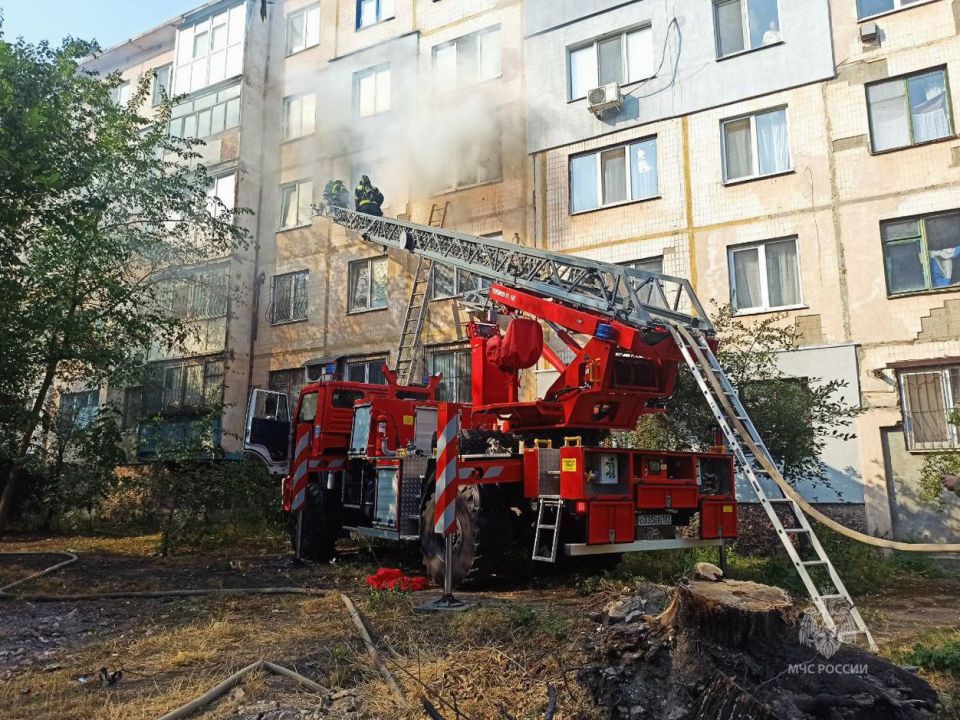 Пожарные спасли двухлетнего ребенка и его родителей из горящего пятиэтажного дома в Луганске, семью госпитализировали Пожарные спасли двухлетнего ребенка и его родителей из горящего пятиэтажного дома в Луганске, семью госпитализировали