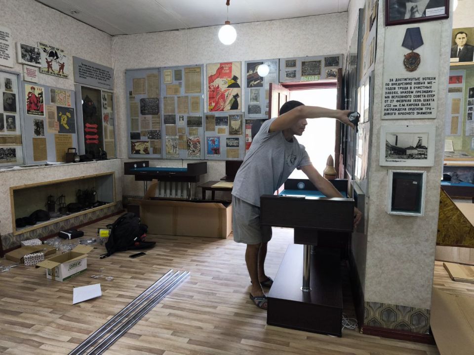 В Кировском историко-художественном музее продолжаются работы по сборке ранее поставленного музейного оборудования (витрин) от ООО «ДВК Элит» город Санкт-Петербург В Кировском историко-художественном музее продолжаются работы по сборке ранее поставленного музейного оборудования (витрин) от ООО «ДВК Элит» город Санкт-Петербург