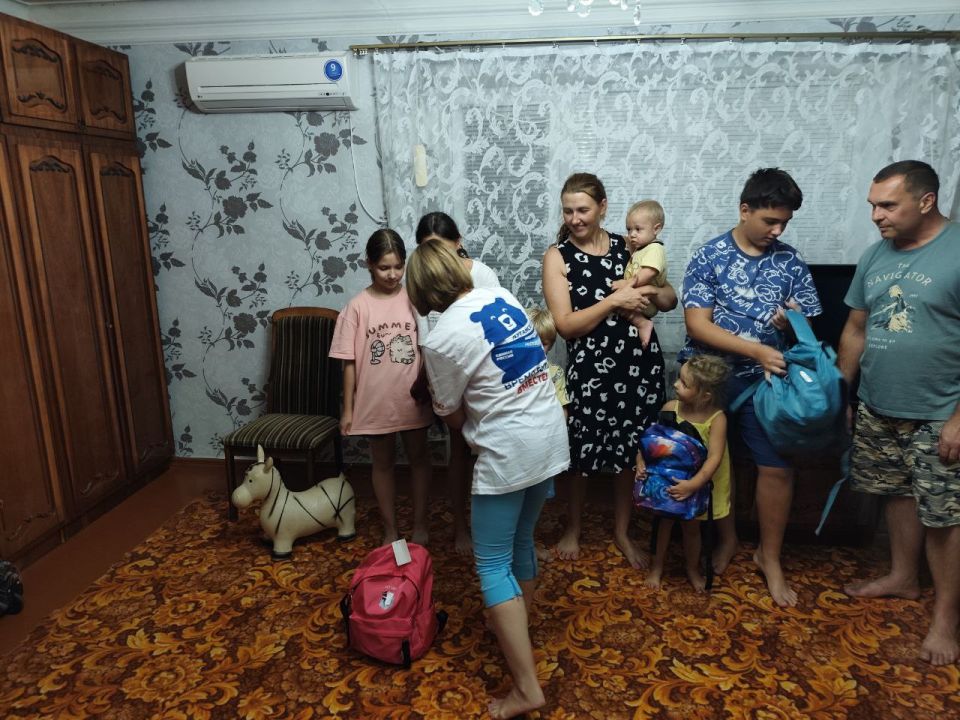 Сегодня активисты местного отделения Партии «Единой России» обеспечили многодетную семью из Суходольска канцелярией к новому учебному году. Сегодня активисты местного отделения Партии «Единой России» обеспечили многодетную семью из Суходольска канцелярией к новому учебному году.