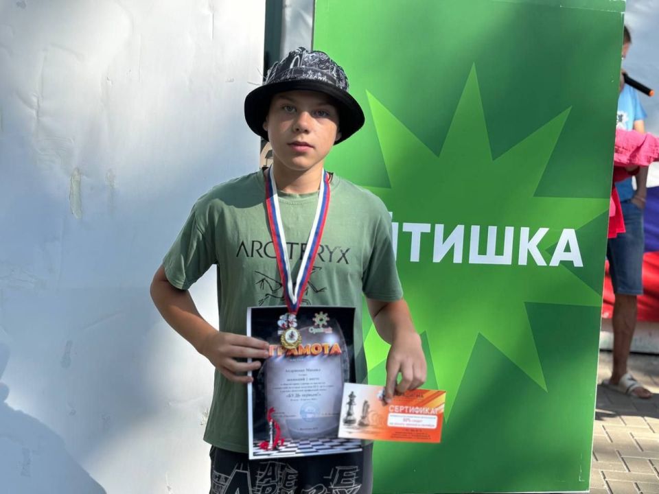 Солнце только-только начало золотить верхушки сосен, а в лагере "Орленок" уже кипела жизнь! Солнце только-только начало золотить верхушки сосен, а в лагере "Орленок" уже кипела жизнь!