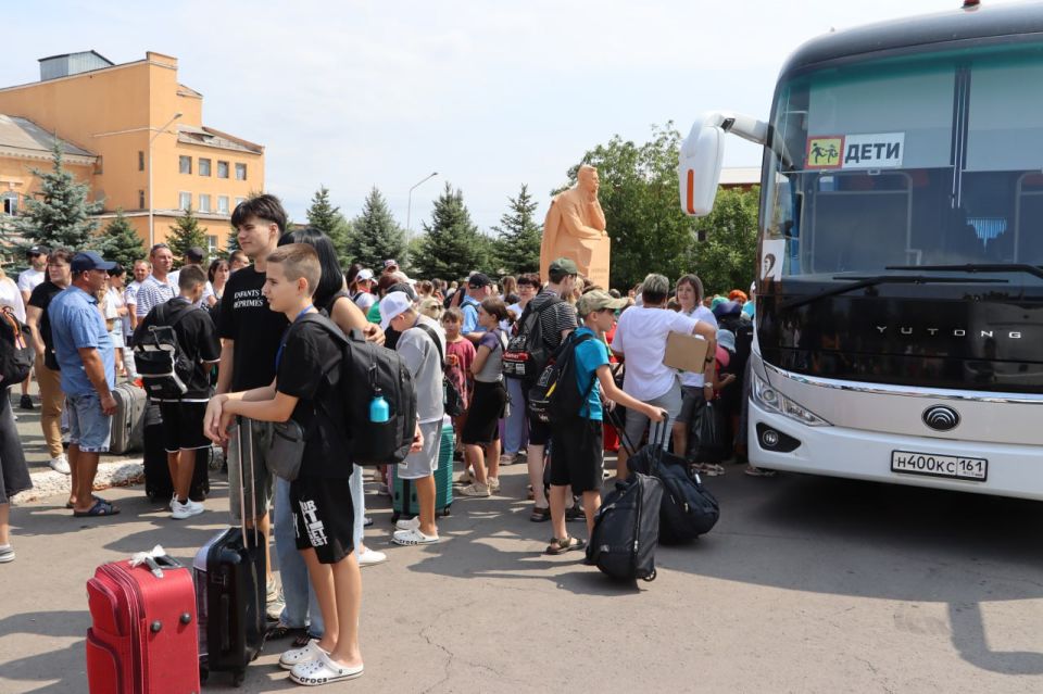 Крым ждет своих гостей: 150 юных стахановчан отправились за новыми впечатлениями Крым ждет своих гостей: 150 юных стахановчан отправились за новыми впечатлениями