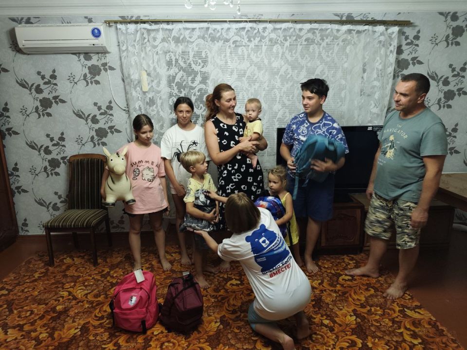 Сегодня активисты местного отделения Партии «Единой России» обеспечили многодетную семью из Суходольска канцелярией к новому учебному году. Сегодня активисты местного отделения Партии «Единой России» обеспечили многодетную семью из Суходольска канцелярией к новому учебному году.