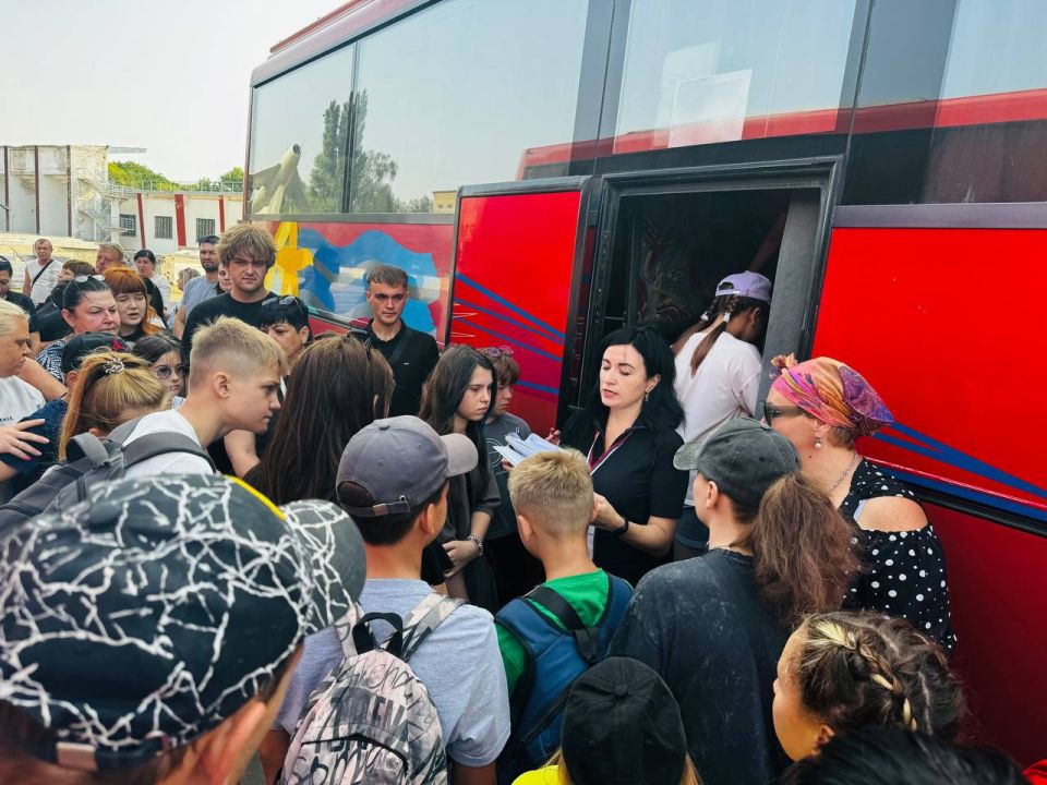 Сегодня 150 юных ровенчан отправились отдыхать в детский оздоровительный комплекс «Спутник» в г.Таганрог, расположенный на Азовском побережье Сегодня 150 юных ровенчан отправились отдыхать в детский оздоровительный комплекс «Спутник» в г.Таганрог, расположенный на Азовском побережье