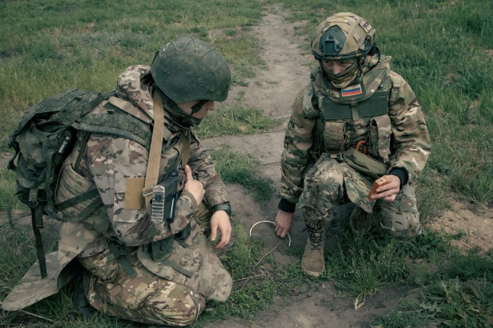 Минобороны России: Штурмовики «Запада» осваивают взрывное дело Минобороны России: Штурмовики «Запада» осваивают взрывное дело