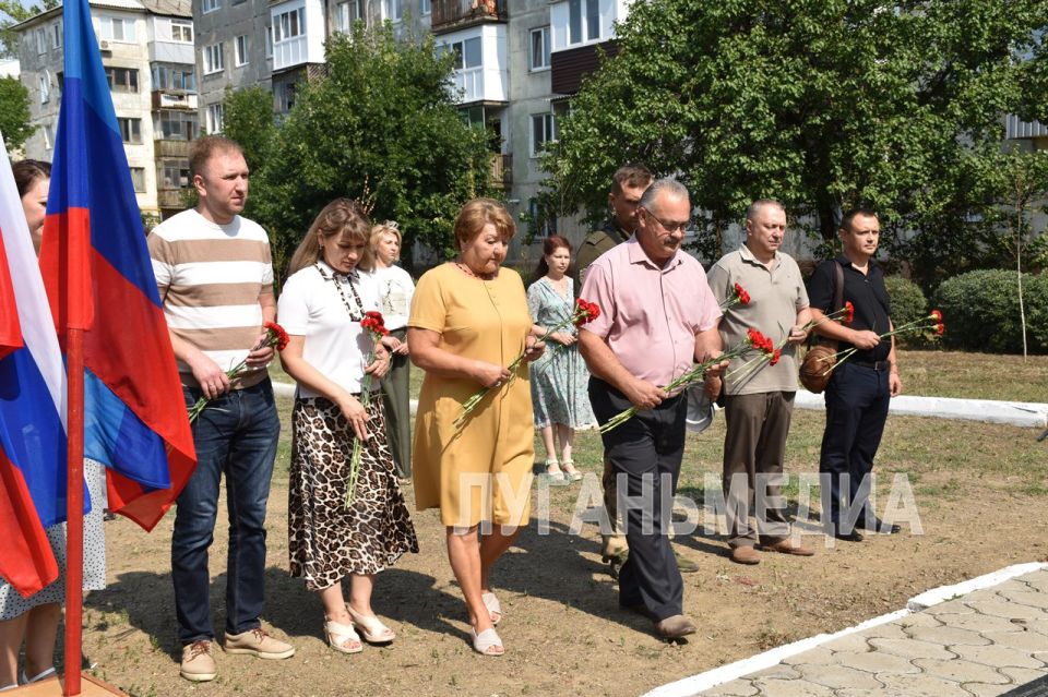 Антрацитовцы почтили память погибших мирных жителей в результате авиаудара по городу в 2014 году Антрацитовцы почтили память погибших мирных жителей в результате авиаудара по городу в 2014 году