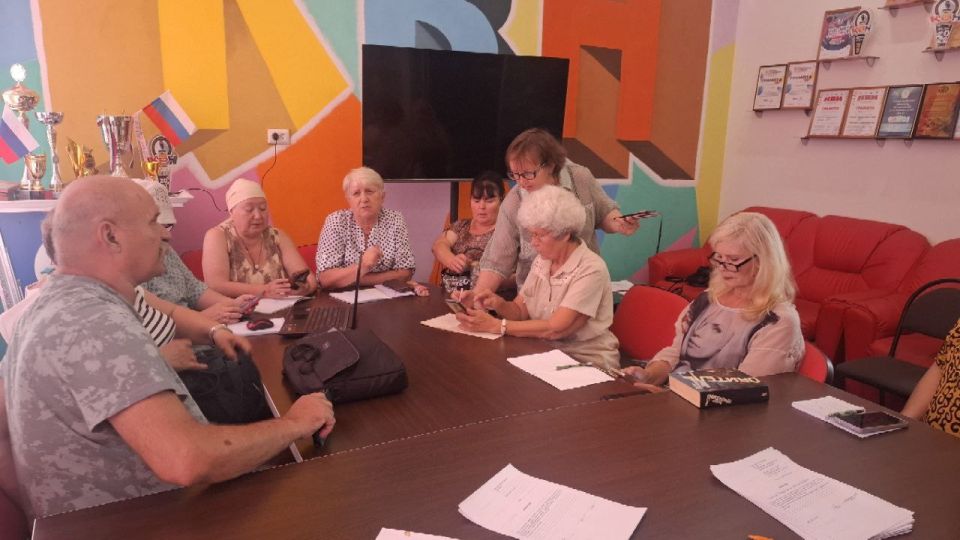 В Перевальском районном Дворце культуры состоялось увлекательное событие: курсы рисования и компьютерной грамотности, организованные в рамках проекта "Активное долголетие" Благотворительного фонда "БлагоДарите" В Перевальском районном Дворце культуры состоялось увлекательное событие: курсы рисования и компьютерной грамотности, организованные в рамках проекта "Активное долголетие" Благотворительного фонда "БлагоДарите"