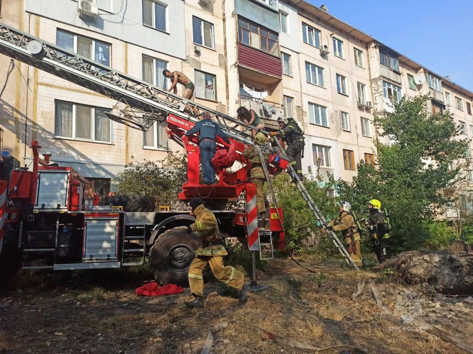 Семья спасена на пожаре в Луганске Семья спасена на пожаре в Луганске