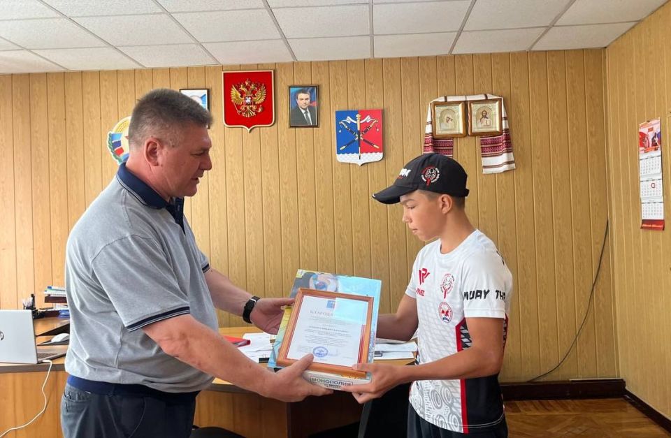 Альберт Зинченко: Сегодня, в преддверии Дня физкультурника вручил благодарность спортсмену Региональной спортивной общественной организации «Спортивная федерация муайтай Луганской Народной Республики», жителю... Альберт Зинченко: Сегодня, в преддверии Дня физкультурника вручил благодарность спортсмену Региональной спортивной общественной организации «Спортивная федерация муайтай Луганской Народной Республики», жителю...