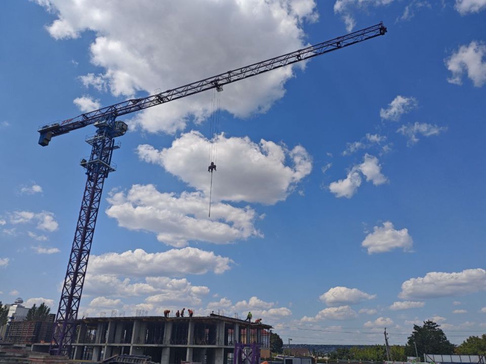 В центре Луганска строят дом жилой площадью 15 тысяч квадратных метров В центре Луганска строят дом жилой площадью 15 тысяч квадратных метров