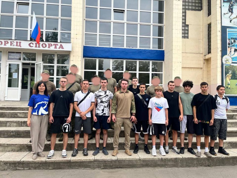 В Красном Луче прошла утренняя зарядка для спортсменов и участников СВО В Красном Луче прошла утренняя зарядка для спортсменов и участников СВО