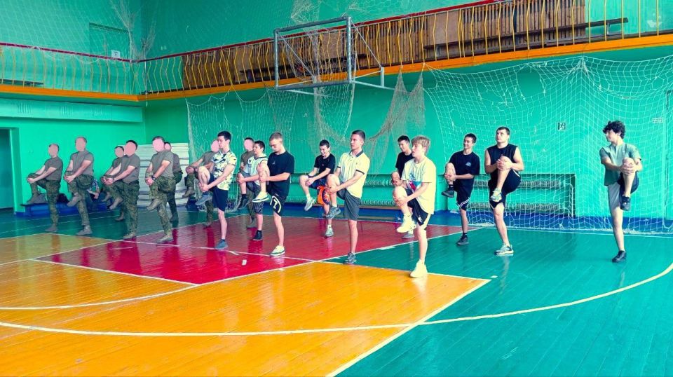 В Красном Луче прошла утренняя зарядка для спортсменов и участников СВО В Красном Луче прошла утренняя зарядка для спортсменов и участников СВО