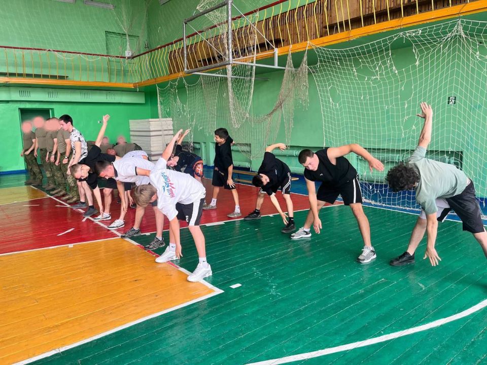 В Красном Луче прошла утренняя зарядка для спортсменов и участников СВО В Красном Луче прошла утренняя зарядка для спортсменов и участников СВО