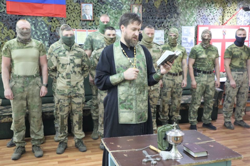 Священник Русской Православной Церкви встретился с росгвардейцами в ЛНР
