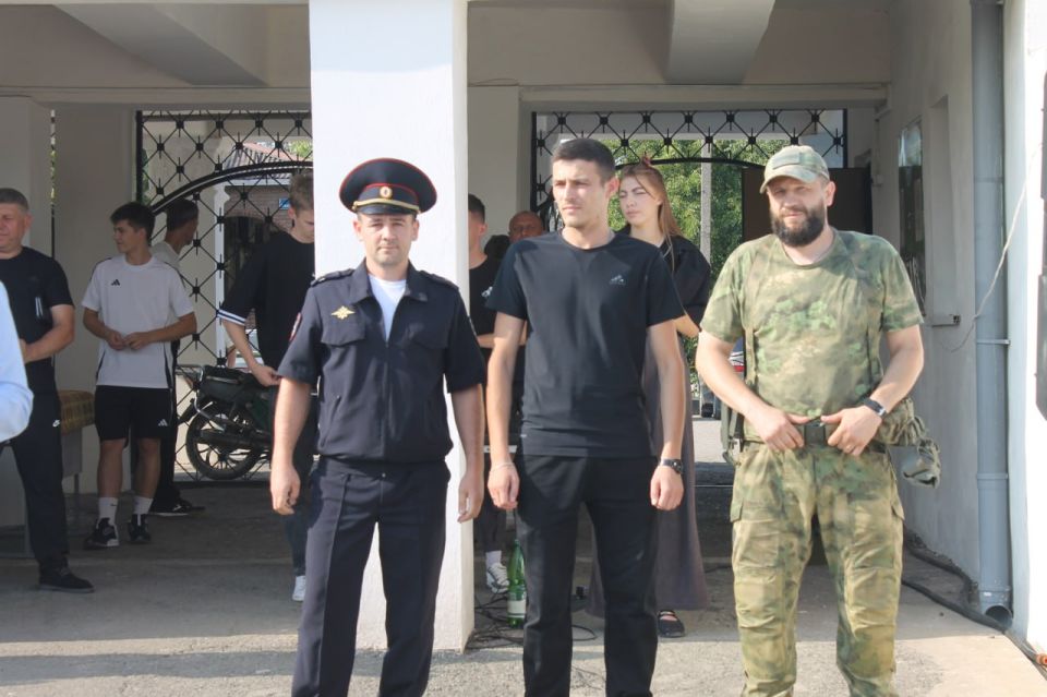 В Перевальске прошло физкультурно-спортивное мероприятие «Зарядка со стражем порядка», посвященное Дню физкультурника В Перевальске прошло физкультурно-спортивное мероприятие «Зарядка со стражем порядка», посвященное Дню физкультурника