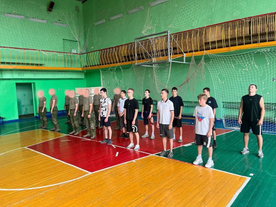 В Красном Луче прошла утренняя зарядка для спортсменов и участников СВО В Красном Луче прошла утренняя зарядка для спортсменов и участников СВО