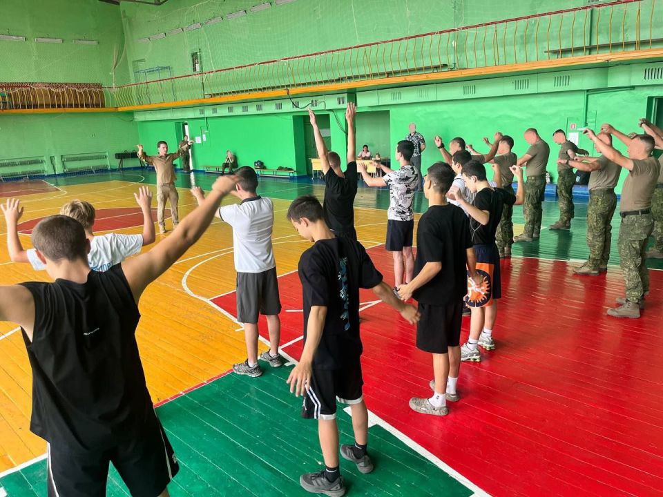 В Красном Луче прошла утренняя зарядка для спортсменов и участников СВО В Красном Луче прошла утренняя зарядка для спортсменов и участников СВО