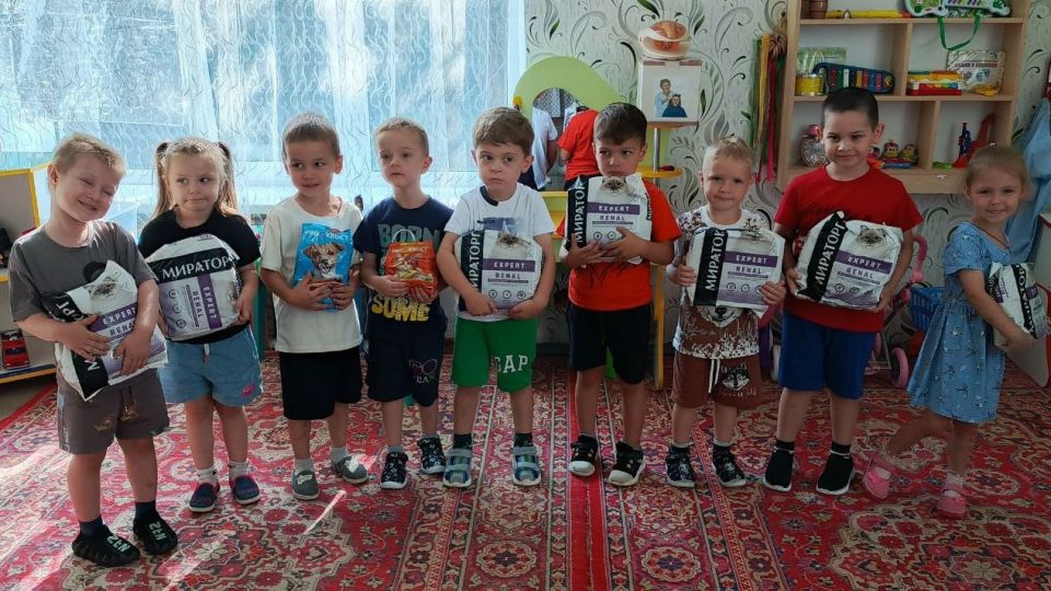 Активисты и сторонники Единой России передают корм для животных в рамках акции "Лучший друг" Активисты и сторонники Единой России передают корм для животных в рамках акции "Лучший друг"