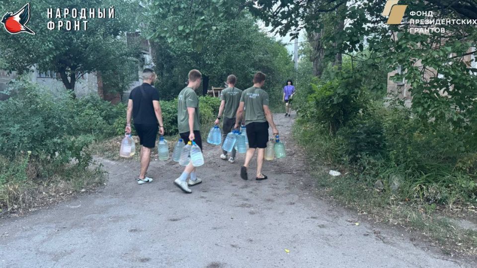 Активисты продолжают доставлять воду тем, кто в ней остро нуждается! Мы помним о каждом, кто оказался в сложной ситуации, и стараемся обеспечить их самым необходимым Активисты продолжают доставлять воду тем, кто в ней остро нуждается! Мы помним о каждом, кто оказался в сложной ситуации, и стараемся обеспечить их самым необходимым