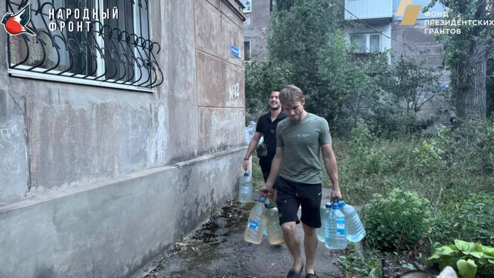 Активисты продолжают доставлять воду тем, кто в ней остро нуждается! Мы помним о каждом, кто оказался в сложной ситуации, и стараемся обеспечить их самым необходимым Активисты продолжают доставлять воду тем, кто в ней остро нуждается! Мы помним о каждом, кто оказался в сложной ситуации, и стараемся обеспечить их самым необходимым