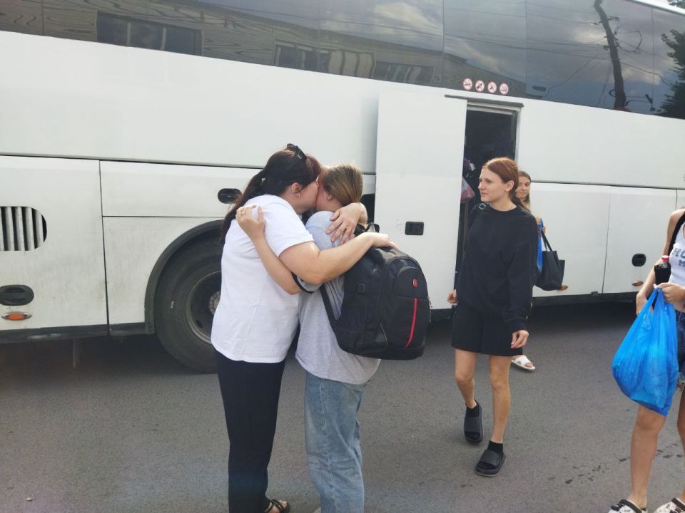 Сегодня 48 школьников из города Ровеньки в возрасте 14-17 лет вернулись из Волгограда Сегодня 48 школьников из города Ровеньки в возрасте 14-17 лет вернулись из Волгограда