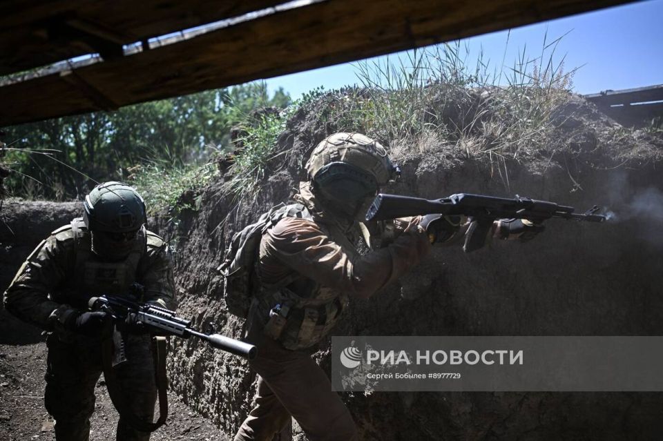 Бойцы 8-ой разведывательно-штурмовой бригады добровольческого корпуса на тренировочном полигоне в ЛНР Бойцы 8-ой разведывательно-штурмовой бригады добровольческого корпуса на тренировочном полигоне в ЛНР