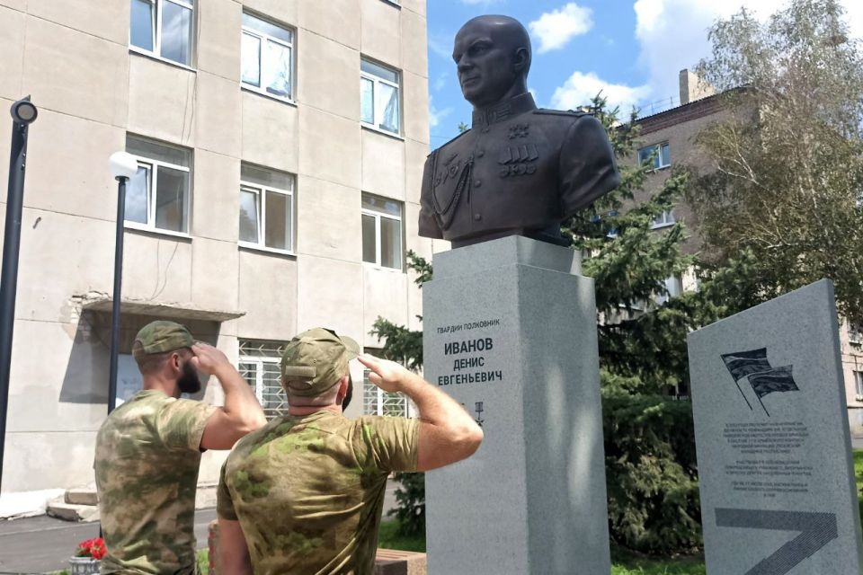 В ЛНР росгвардейцы почтили память Героя России Дениса Иванова