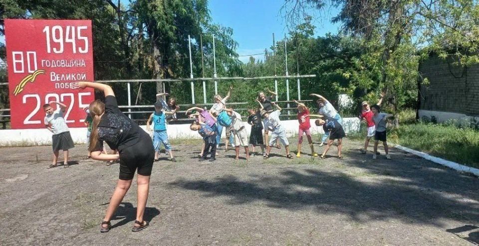 СОСЕДСКАЯ ЗАРЯДКА В ДЕНЬ ФИЗКУЛЬТУРНИКА! СОСЕДСКАЯ ЗАРЯДКА В ДЕНЬ ФИЗКУЛЬТУРНИКА!