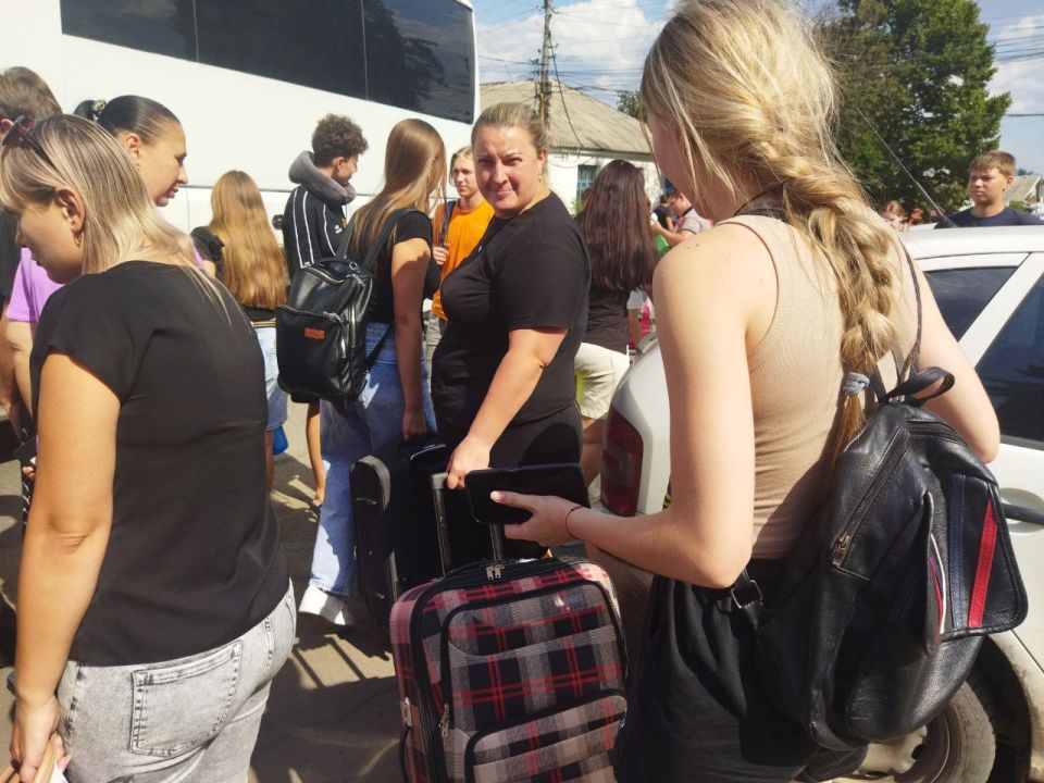 Сегодня 48 школьников из города Ровеньки в возрасте 14-17 лет вернулись из Волгограда Сегодня 48 школьников из города Ровеньки в возрасте 14-17 лет вернулись из Волгограда