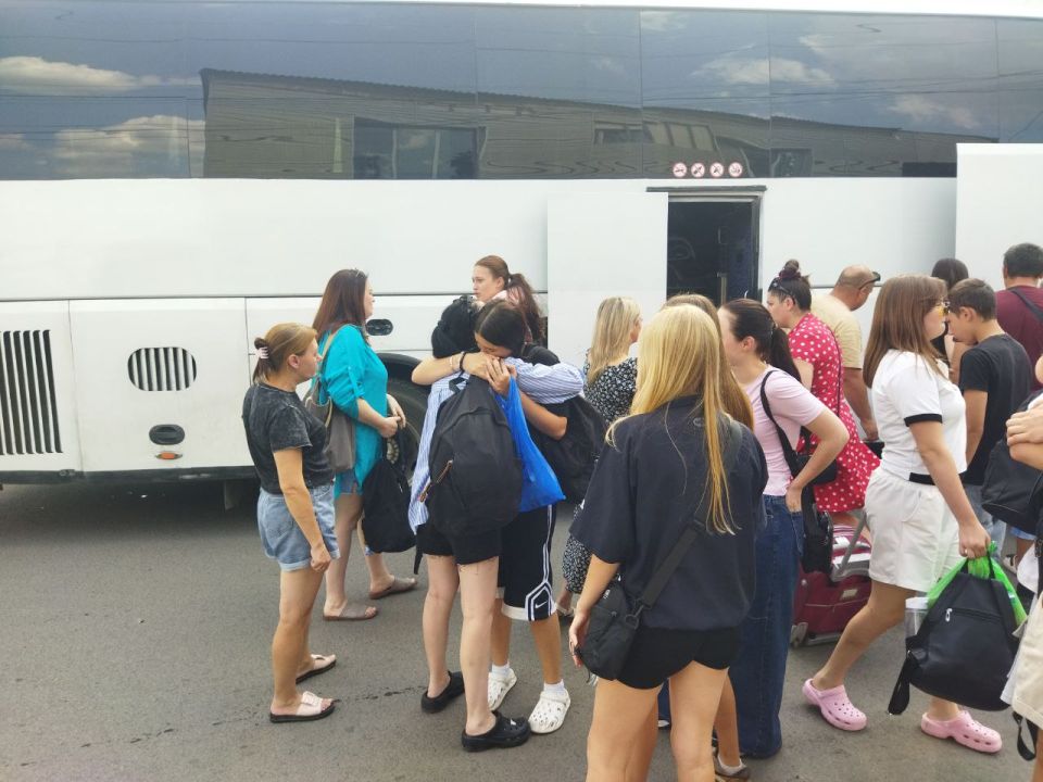 Сегодня 48 школьников из города Ровеньки в возрасте 14-17 лет вернулись из Волгограда Сегодня 48 школьников из города Ровеньки в возрасте 14-17 лет вернулись из Волгограда