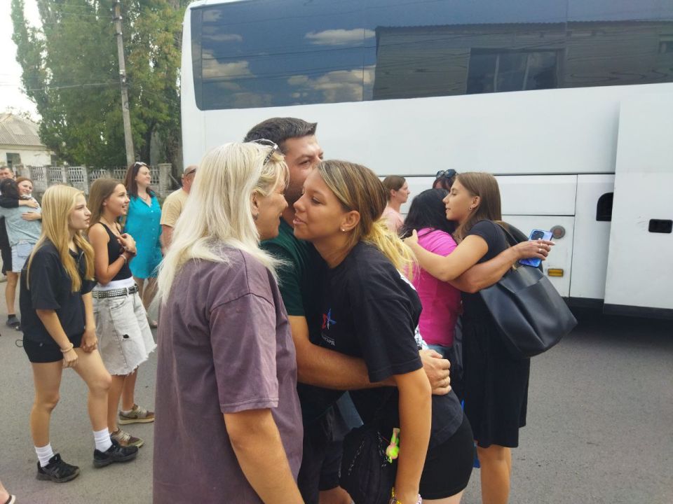Сегодня 48 школьников из города Ровеньки в возрасте 14-17 лет вернулись из Волгограда Сегодня 48 школьников из города Ровеньки в возрасте 14-17 лет вернулись из Волгограда