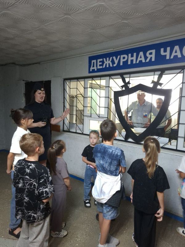 Новопсковские правоохранители в рамках «Зарядки со стражем порядка» ближе познакомили детвору округа с профессией полицейского