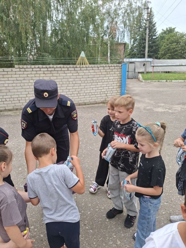 Новопсковские правоохранители в рамках «Зарядки со стражем порядка» ближе познакомили детвору округа с профессией полицейского Новопсковские правоохранители в рамках «Зарядки со стражем порядка» ближе познакомили детвору округа с профессией полицейского
