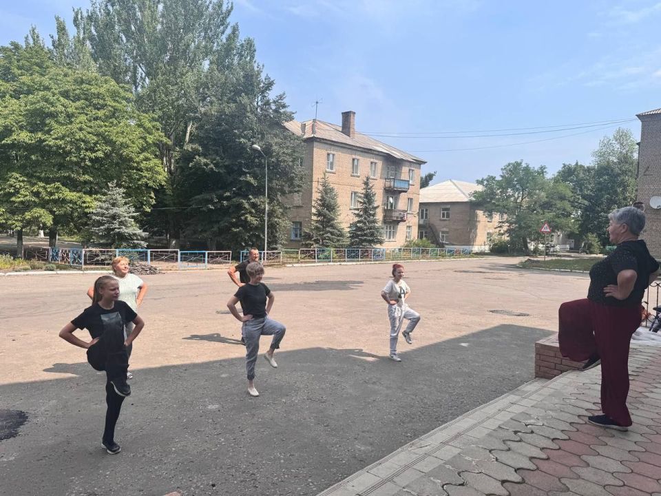 СОСЕДСКАЯ ЗАРЯДКА В ДЕНЬ ФИЗКУЛЬТУРНИКА! СОСЕДСКАЯ ЗАРЯДКА В ДЕНЬ ФИЗКУЛЬТУРНИКА!