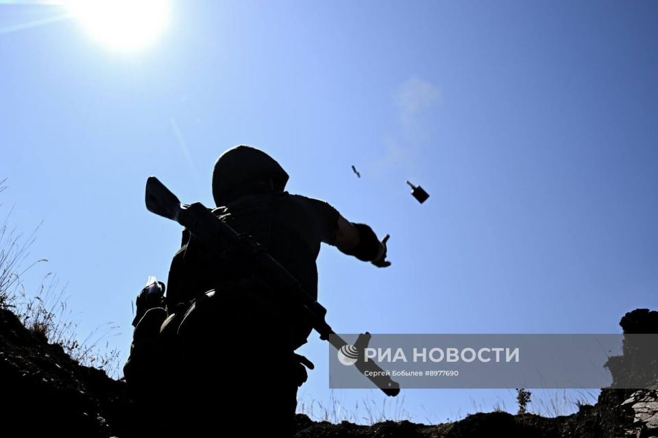 Бойцы 8-й разведывательно-штурмовой бригады Добровольческого корпуса проходят боевое слаживание на одном из полигонов ЛНР Бойцы 8-й разведывательно-штурмовой бригады Добровольческого корпуса проходят боевое слаживание на одном из полигонов ЛНР