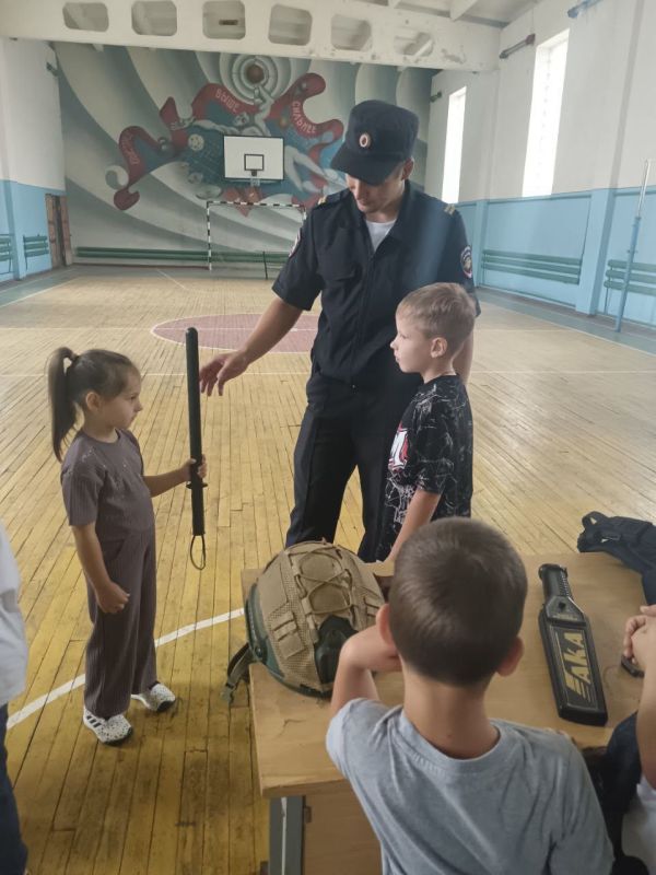 Новопсковские правоохранители в рамках «Зарядки со стражем порядка» ближе познакомили детвору округа с профессией полицейского Новопсковские правоохранители в рамках «Зарядки со стражем порядка» ближе познакомили детвору округа с профессией полицейского