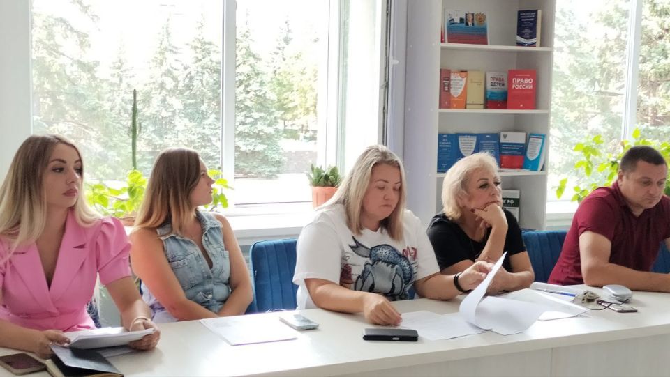 В Центральной библиотеке для взрослых им. Г. Сковороды города Ровеньки состоялось заседание выездной сессии по вопросу деятельности некоммерческих организаций городского округа город Ровеньки В Центральной библиотеке для взрослых им. Г. Сковороды города Ровеньки состоялось заседание выездной сессии по вопросу деятельности некоммерческих организаций городского округа город Ровеньки