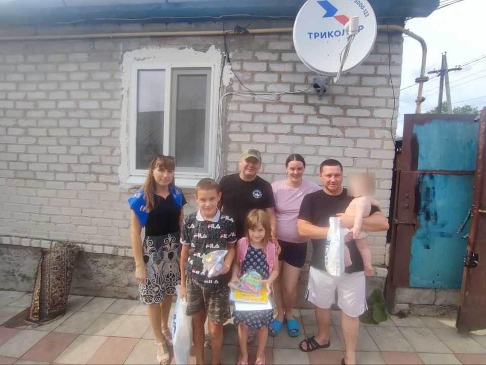 "Собери ребенка в школу"!. В рамках партийного проекта «Новая школа» под названием «Собери ребенка в школу» депутат партии «ЕДИНАЯ РОССИЯ» ПО №4 Андрей Скрипник купил и передал для первоклассников из многодетных и... "Собери ребенка в школу"!. В рамках партийного проекта «Новая школа» под названием «Собери ребенка в школу» депутат партии «ЕДИНАЯ РОССИЯ» ПО №4 Андрей Скрипник купил и передал для первоклассников из многодетных и...