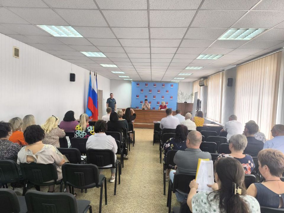 Альберт Зинченко: Сегодня совместно с председателем Совета Станично-Луганского муниципального округа Татьяной Пономаревой провели аппаратное совещание с руководителями структурных подразделений, учреждений и предприятий... Альберт Зинченко: Сегодня совместно с председателем Совета Станично-Луганского муниципального округа Татьяной Пономаревой провели аппаратное совещание с руководителями структурных подразделений, учреждений и предприятий...
