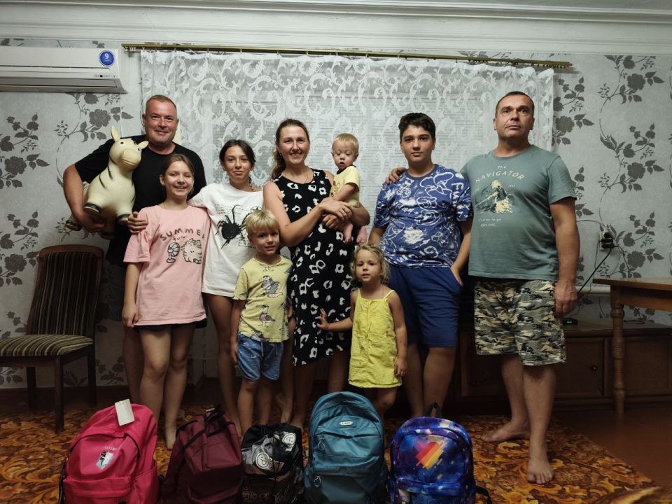 Активисты местного отделения Партии «Единой России» обеспечили многодетную семью из Суходольска канцелярией к новому учебному году. Активисты местного отделения Партии «Единой России» обеспечили многодетную семью из Суходольска канцелярией к новому учебному году.