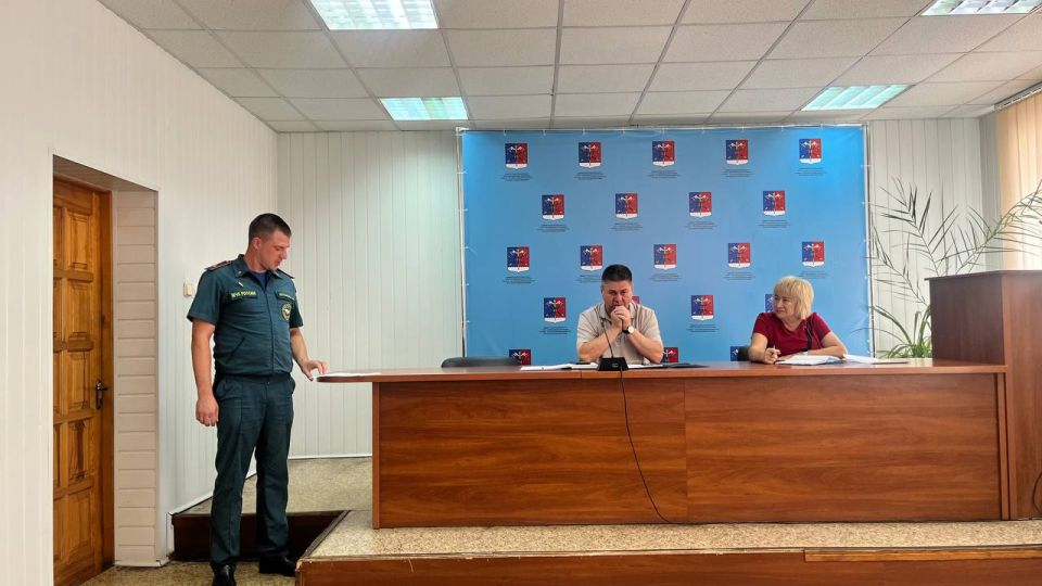 Альберт Зинченко: Сегодня совместно с председателем Совета Станично-Луганского муниципального округа Татьяной Пономаревой провели аппаратное совещание с руководителями структурных подразделений, учреждений и предприятий... Альберт Зинченко: Сегодня совместно с председателем Совета Станично-Луганского муниципального округа Татьяной Пономаревой провели аппаратное совещание с руководителями структурных подразделений, учреждений и предприятий...