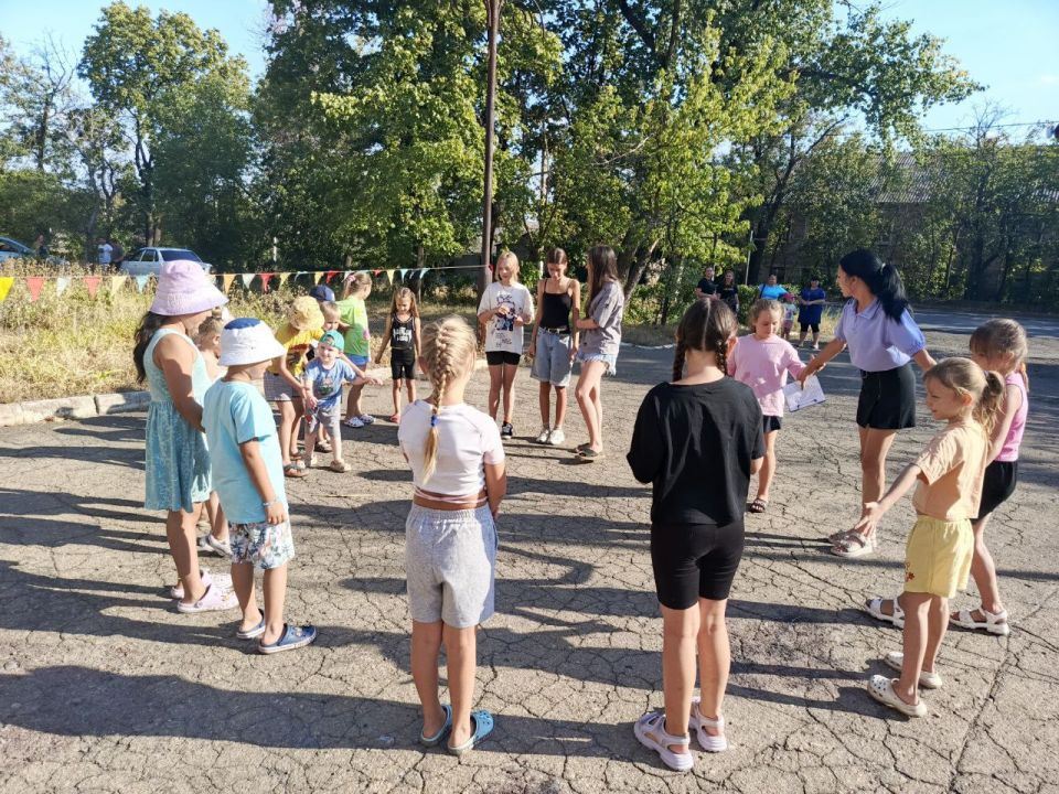 10 августа на площади перед Домом культуры г. Вахрушево прошло яркое и весёлое мероприятие — «Летняя фиеста», посвящённое играм с водой 10 августа на площади перед Домом культуры г. Вахрушево прошло яркое и весёлое мероприятие — «Летняя фиеста», посвящённое играм с водой