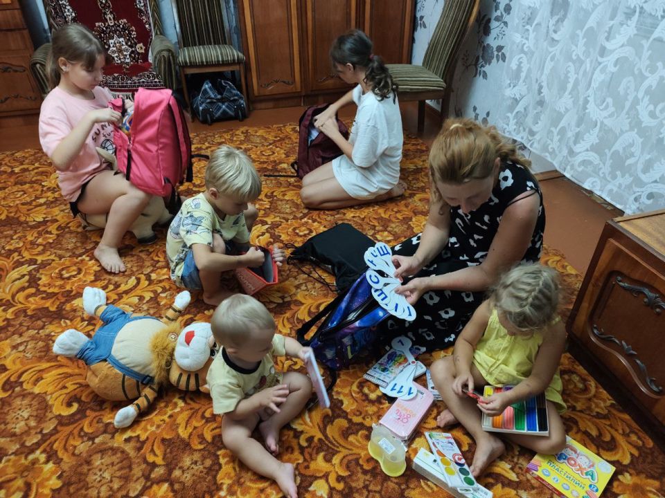Активисты местного отделения Партии «Единой России» обеспечили многодетную семью из Суходольска канцелярией к новому учебному году. Активисты местного отделения Партии «Единой России» обеспечили многодетную семью из Суходольска канцелярией к новому учебному году.