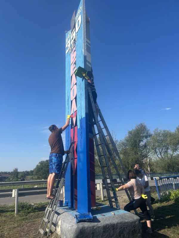 В Белолуцке обновили символ поселка: стела засияла новыми красками! В Белолуцке обновили символ поселка: стела засияла новыми красками!