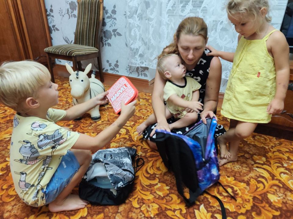 Активисты местного отделения Партии «Единой России» обеспечили многодетную семью из Суходольска канцелярией к новому учебному году. Активисты местного отделения Партии «Единой России» обеспечили многодетную семью из Суходольска канцелярией к новому учебному году.