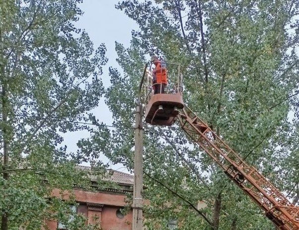 Коммунальные службы проводят работы на территории города Коммунальные службы проводят работы на территории города