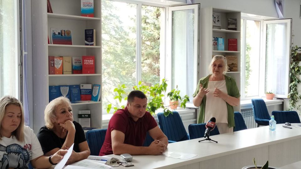Андрей Рубанцов: В Центральной библиотеке для взрослых им. Г. Сковороды города Ровеньки состоялось заседание выездной сессии по вопросу деятельности некоммерческих организаций городского округа город Ровеньки Андрей Рубанцов: В Центральной библиотеке для взрослых им. Г. Сковороды города Ровеньки состоялось заседание выездной сессии по вопросу деятельности некоммерческих организаций городского округа город Ровеньки