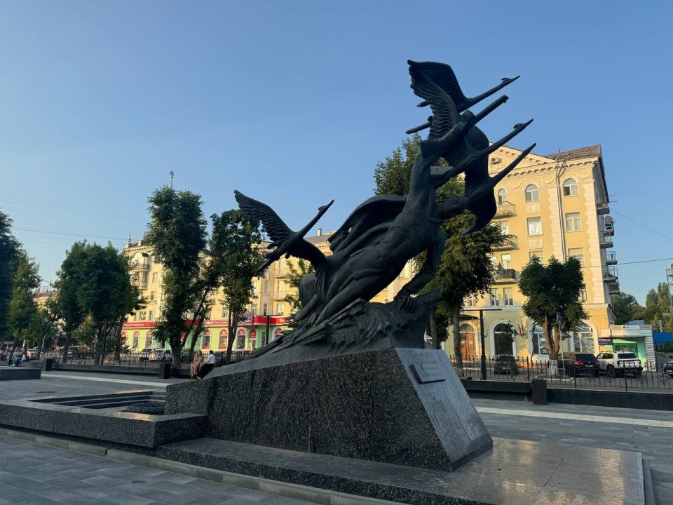 Мемориальный комплекс в Луганске: «Журавли» и Пилон Славы — символы памяти и героизма Мемориальный комплекс в Луганске: «Журавли» и Пилон Славы — символы памяти и героизма