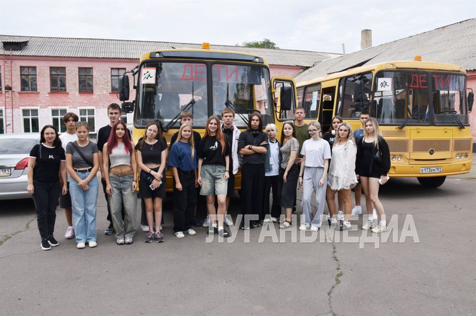 Краснолучские школьники отправились в Москву Краснолучские школьники отправились в Москву