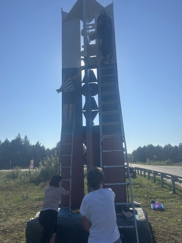 В Белолуцке обновили символ поселка: стела засияла новыми красками! В Белолуцке обновили символ поселка: стела засияла новыми красками!